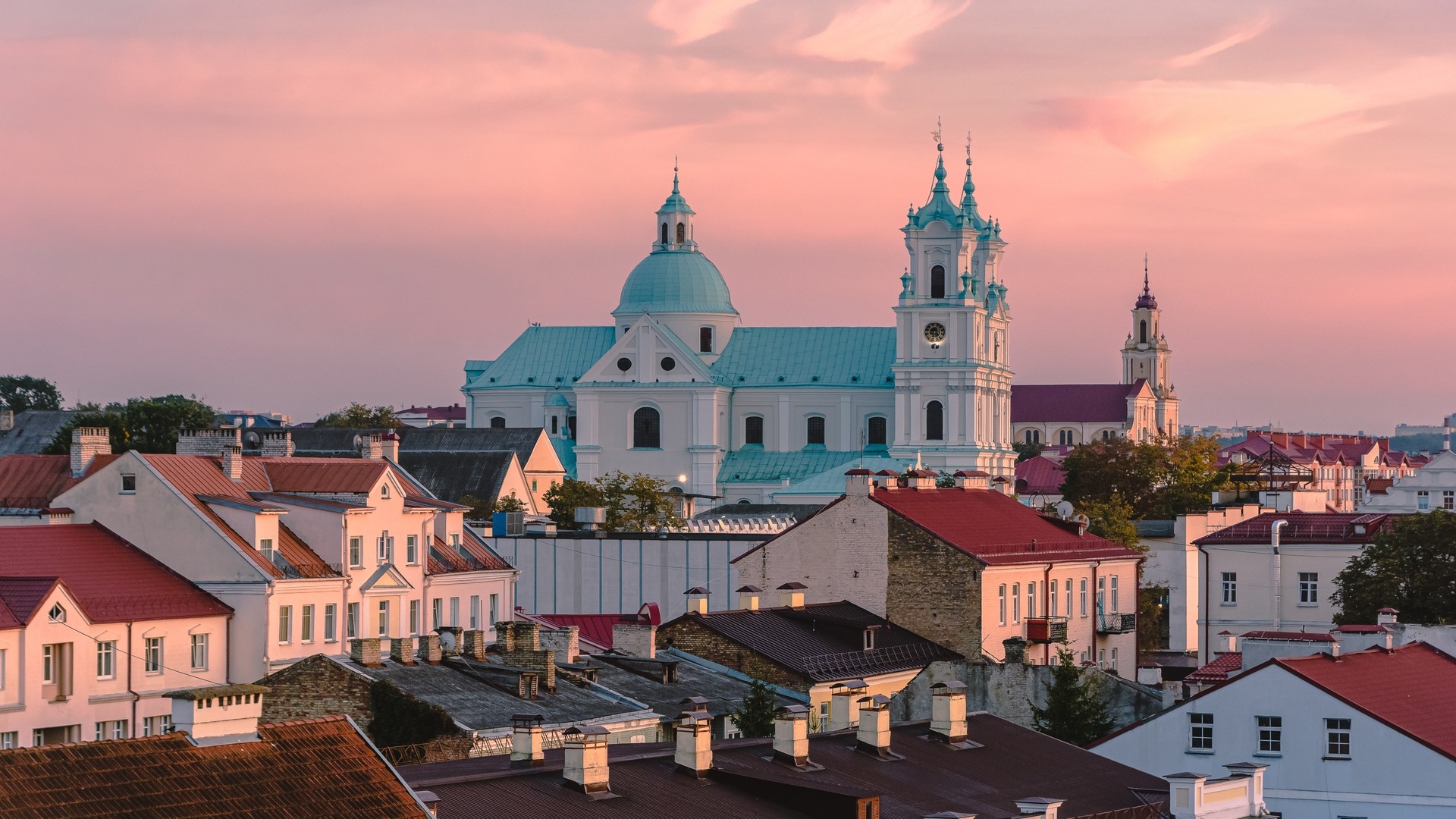Крыши Гродно и православный храм в лучах заката, Белоруссия.
