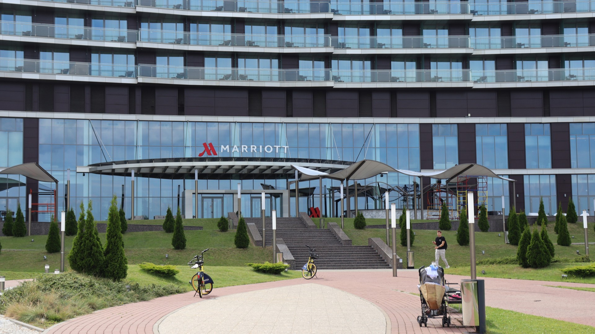 Уникальное здание отеля Minsk Marriott Hotel.