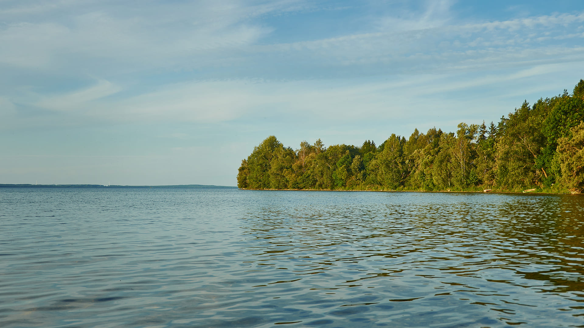 Спокойная водная гладь озера Нарочь, Белоруссия.